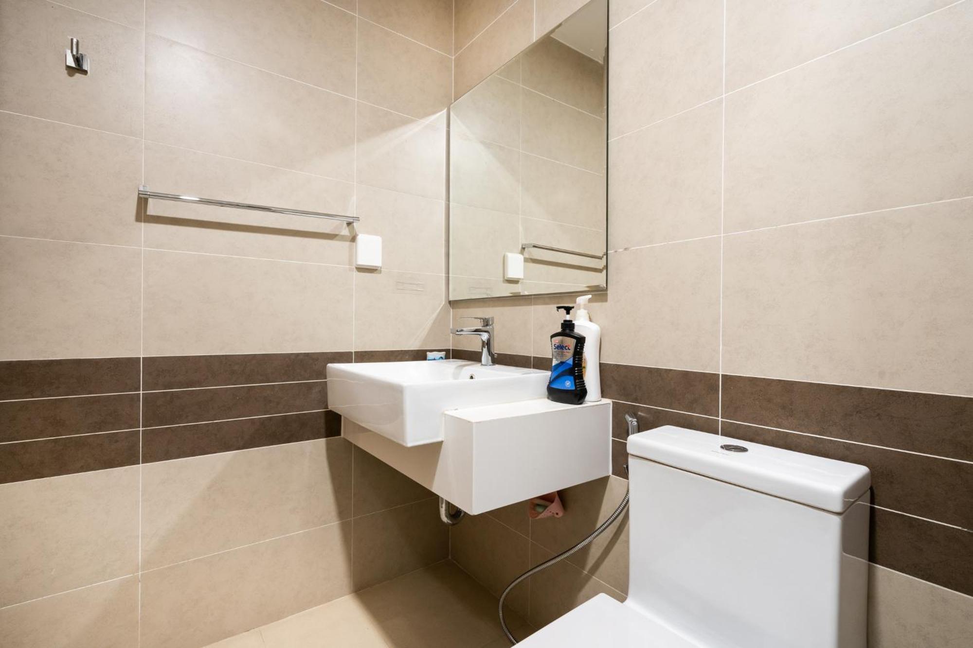 Căn hộ 2 Beds At Rivergate Residences